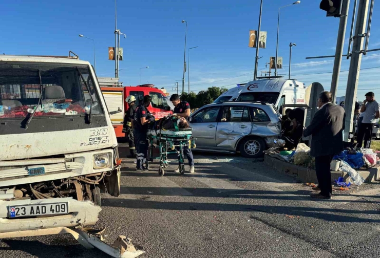 Diyarbakır’da Otomobil İle Pikap Kavşakta Çarpıştı: 4 Yaralı