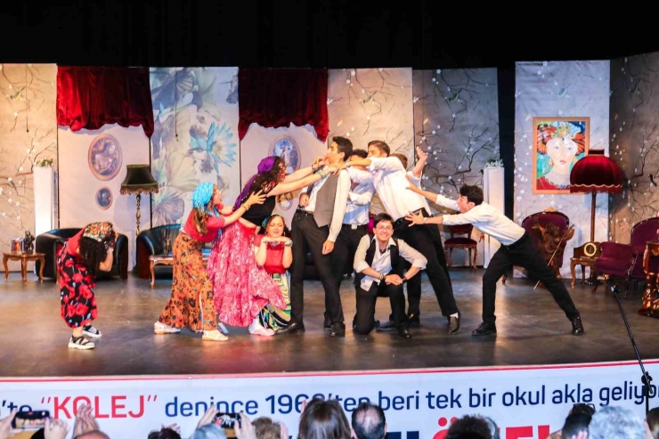 Gaziantep Kolej Vakfı’nda Lüküs Hayat Müzikali Sahnelendi