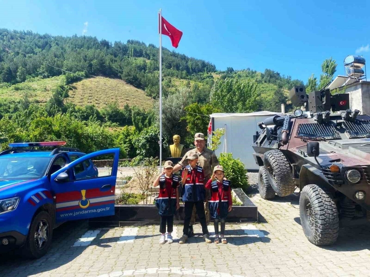 Jandarma Depremzede Öğrencileri Okullarında Ziyaret Etti