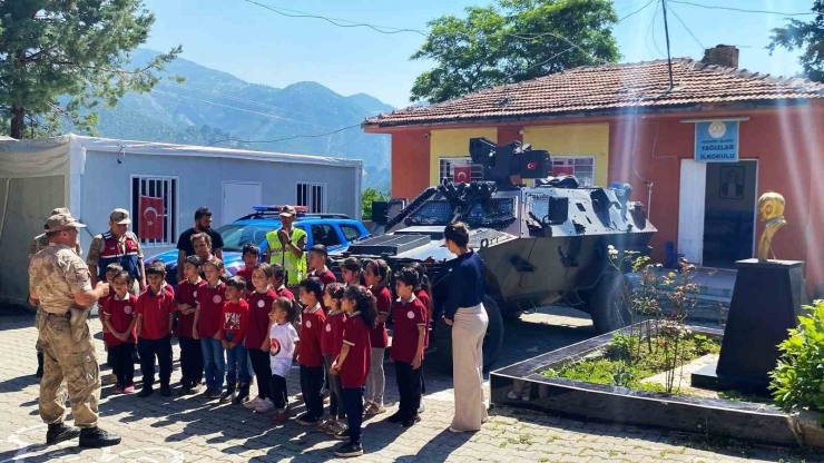 Jandarma Depremzede Öğrencileri Okullarında Ziyaret Etti