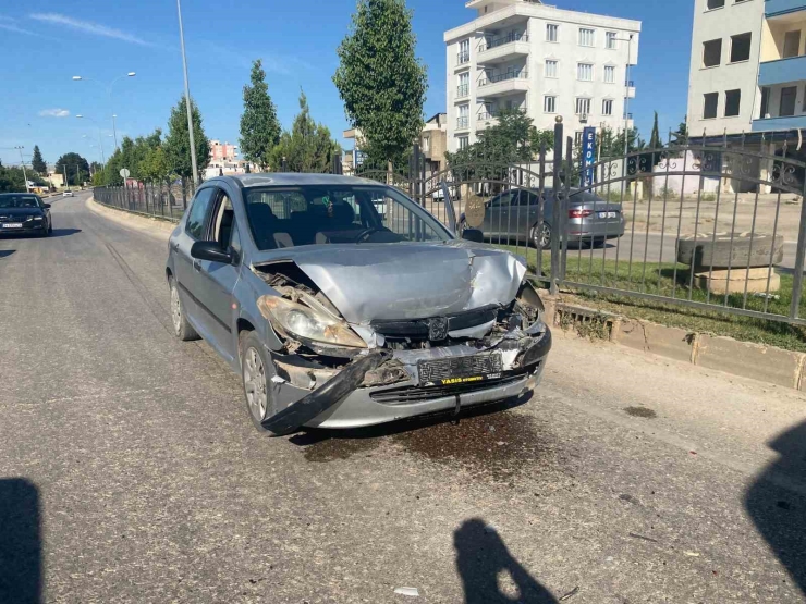 Kırmızı Işıkta Duran Otomobile Çarptı: 1 Yaralı