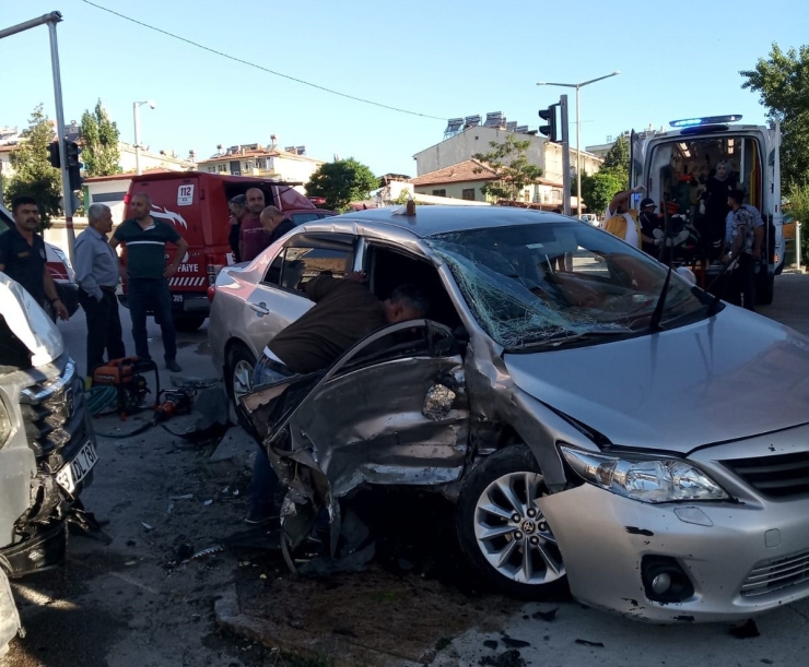 Çekici İle Çarpışan Otomobil Hurdaya Döndü: 2 Yaralı