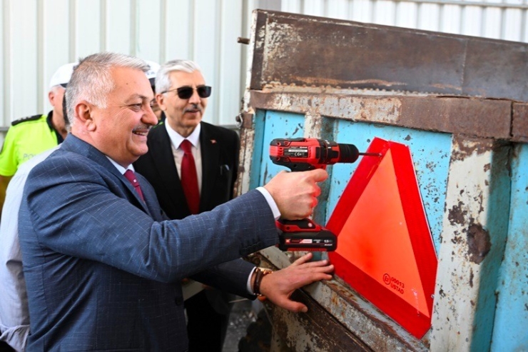 Malatya’da, Traktör Sürücülerine Reflektör Dağıtıldı