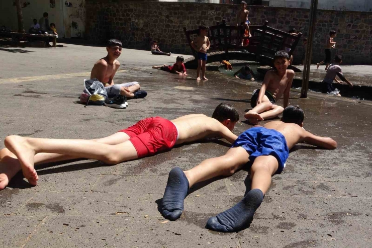 Diyarbakır’da Sıcaklığın 40 Dereceyi Bulmasıyla Çocuklar Anzele’ye Akın Etti