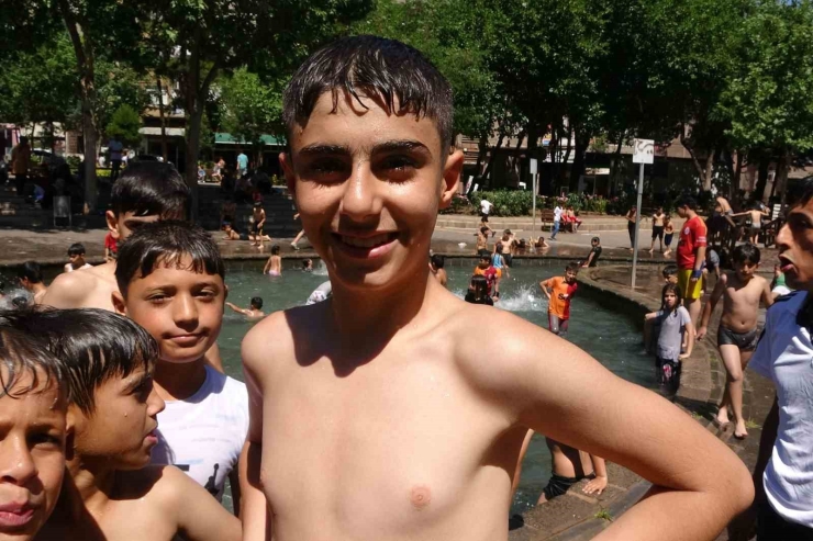 Diyarbakır’da Sıcaklığın 40 Dereceyi Bulmasıyla Çocuklar Anzele’ye Akın Etti