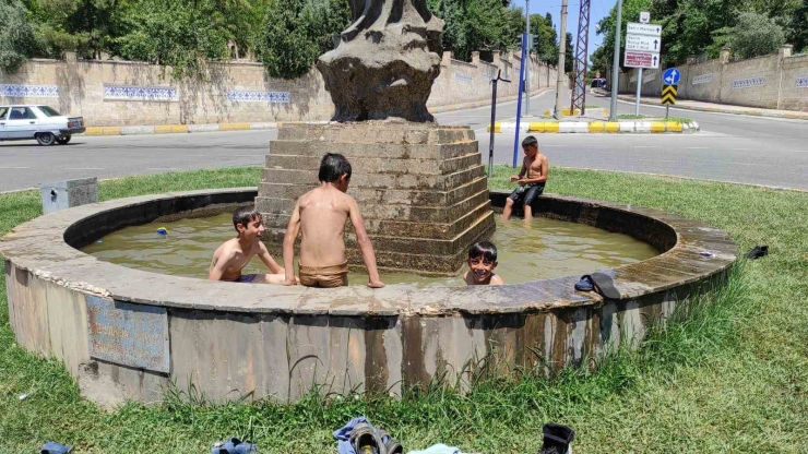 Sıcaktan Bunalan Çocuklar Tehlikeye Rağmen Süs Havuzunda Yüzdü