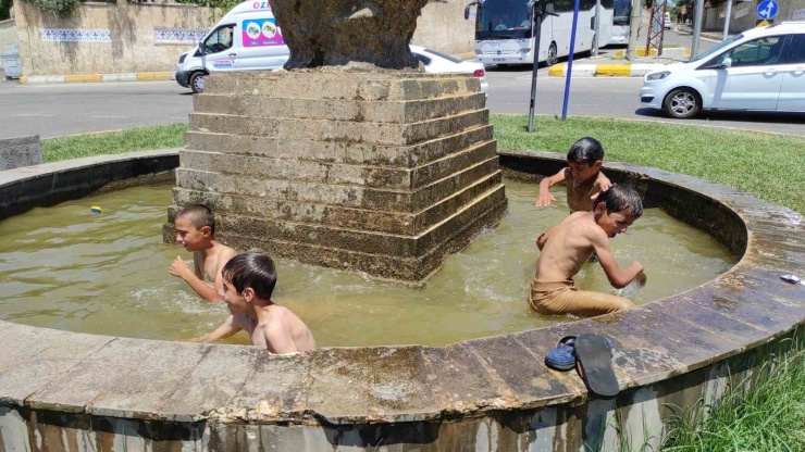 Sıcaktan Bunalan Çocuklar Tehlikeye Rağmen Süs Havuzunda Yüzdü
