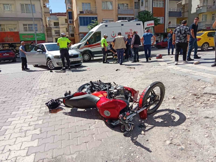 Otomobil İle Çarpışan Motosikletin Sürücüsü Yaralandı