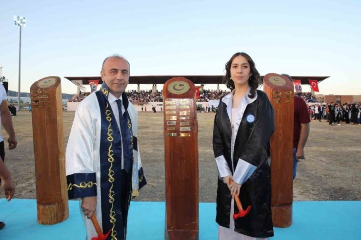 Adıyaman Üniversitesi’nde Mezuniyet Coşkusu Yaşandı