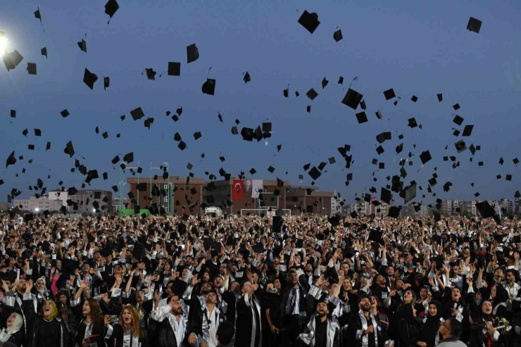 Adıyaman Üniversitesi’nde Mezuniyet Coşkusu Yaşandı