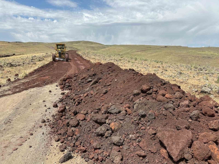 Çınar’a Bağlı Kırsal Mahallelerin 55 Kilometrelik Yolunda Çalışma Sürüyor