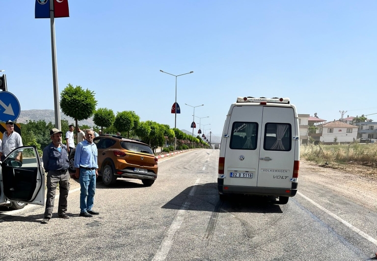 Gölbaşı İlçesinde Otomobil İle Minibüs Çarpıştı: 3 Yaralı