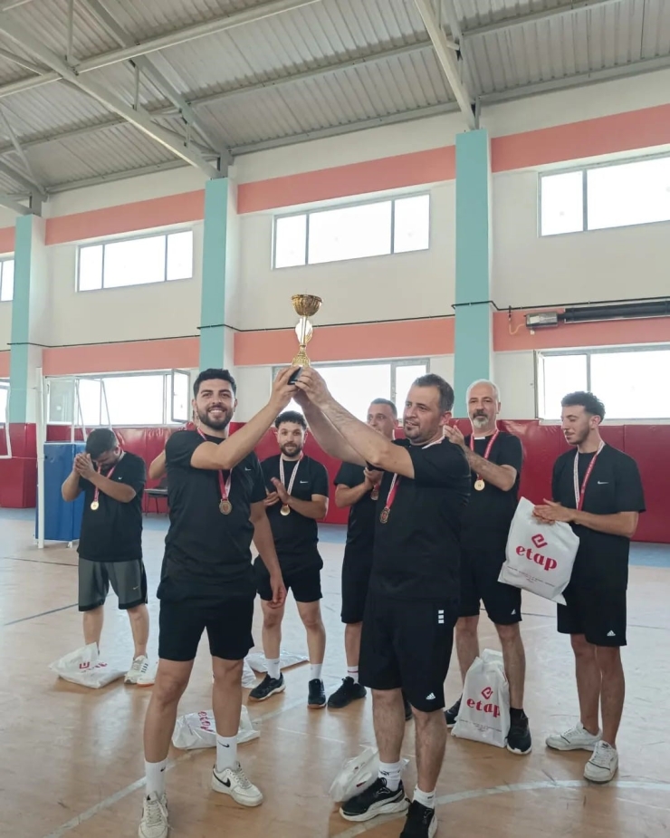 Tut İlçesinde Voleybol Turnuvası Düzenlendi