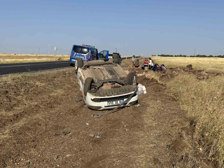 Siverek’te Otomobil Şarampole Devrildi: 6 Kişi Yaralandı