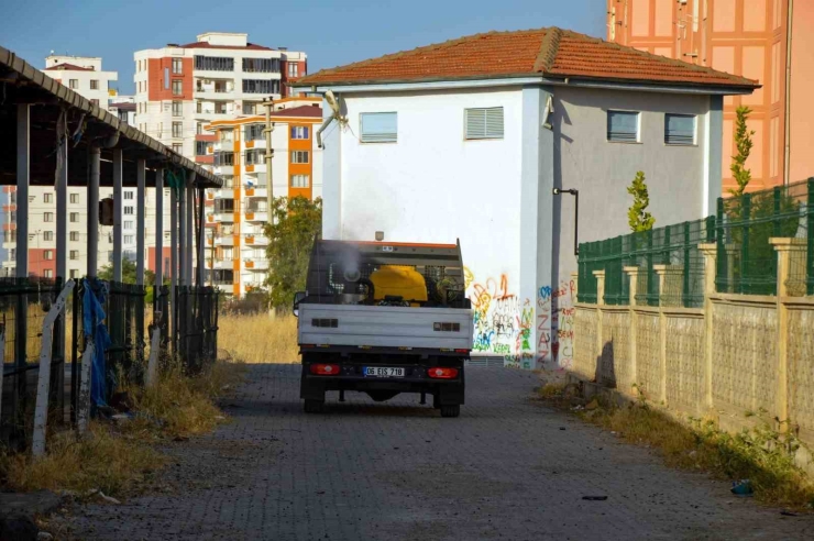 Kurban Kesim Yerleri Temizleniyor