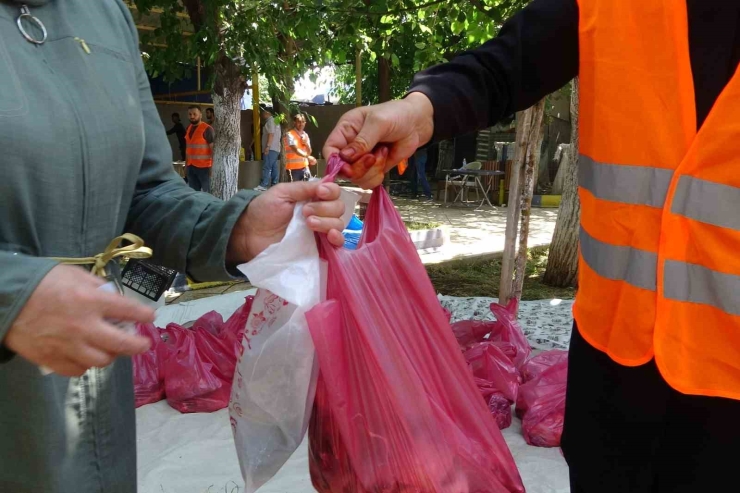 Diyarbakır’da Yüzlerce Aileye Kurban Eti Ulaştırıldı