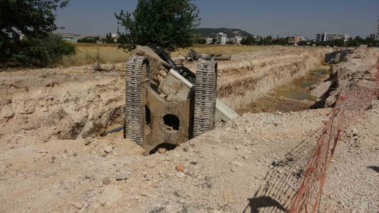 Kontrolden Çıkan İş Makinesi Devrildi