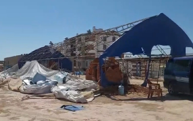 Gaziantep’te Şiddetli Rüzgar Yemekhanenin Çatısını Uçurdu