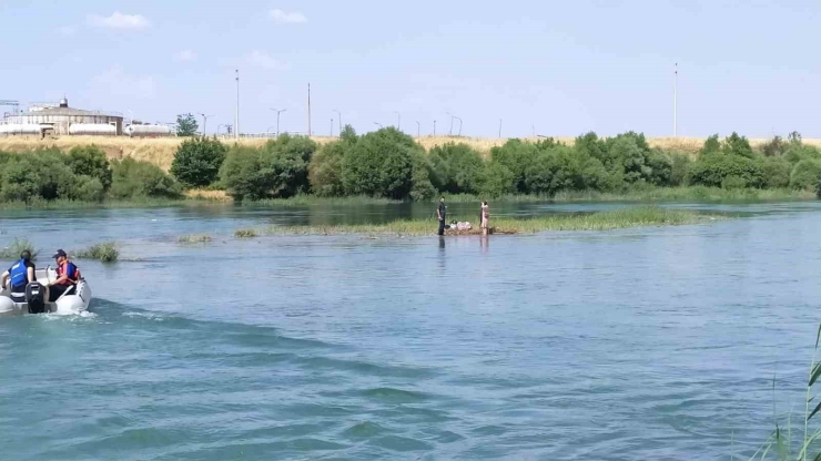 Dicle Nehri’ndeki Adacıkta Mahsur Kalan Aile Kurtarıldı