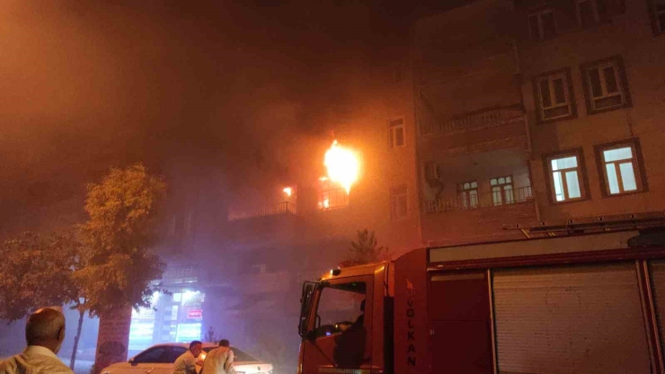 Şanlıurfa’da Korkutan Yangın: Binada Mahsur Kalanlar Dama Sığındı