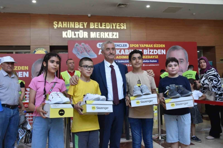 Şahinbey’den Öğrencilere Karne Hediyesi