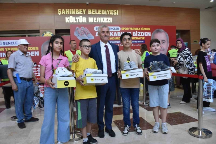 Şahinbey’den Öğrencilere Karne Hediyesi