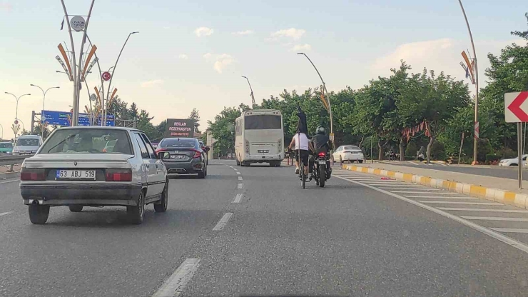 Motosiklete Tutunan Bisikletlinin Tehlikeli Yolculuğu Kameraya Yansıdı