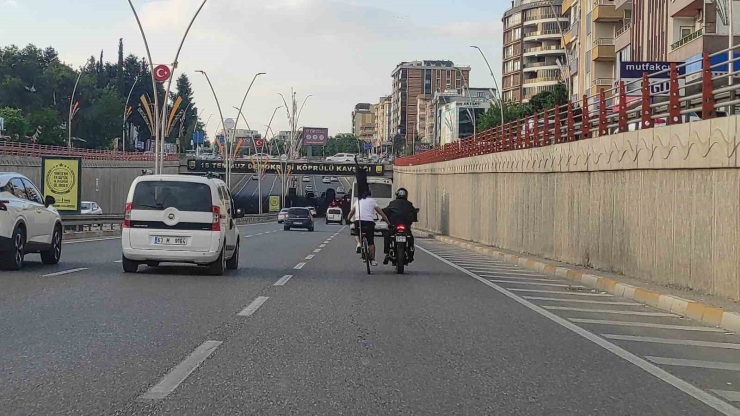 Motosiklete Tutunan Bisikletlinin Tehlikeli Yolculuğu Kameraya Yansıdı