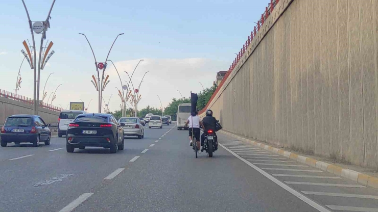 Motosiklete Tutunan Bisikletlinin Tehlikeli Yolculuğu Kameraya Yansıdı