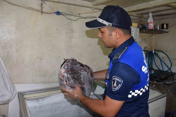 Şahinbey Belediyesi Zabıta Ekipleri Vatandaşın Sağlığı İçin Çalışıyor