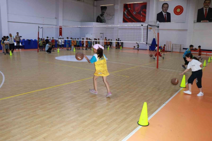 Haliliye’de Çocuklar Yaz Tatilinde Basketbol Öğreniyor
