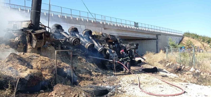 Şanlıurfa’da Devrilen Saman Yüklü Tır Alev Alev Yandı