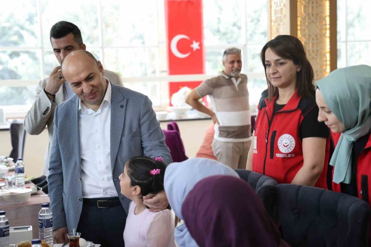 Türkiye’de 10 Bin Çocuk Koruyucu Aile Yanında Bulunmakta