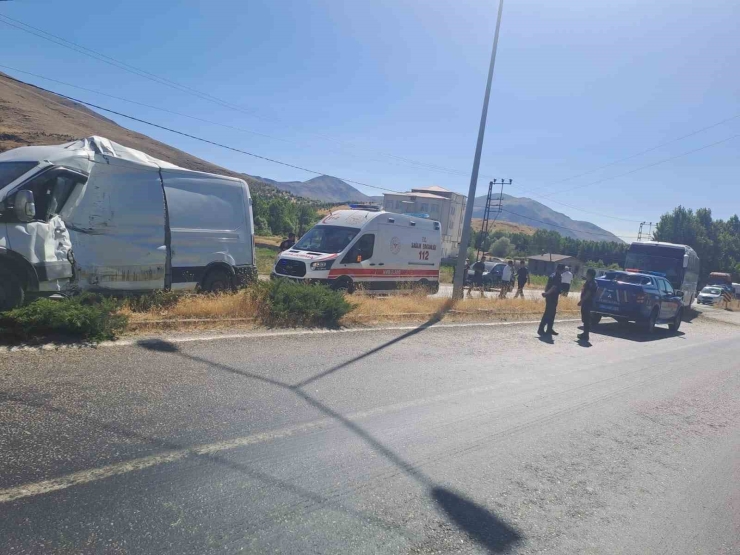 Malatya’da Otobüs İle Kamyonet Çarpıştı, 1 Yaralı