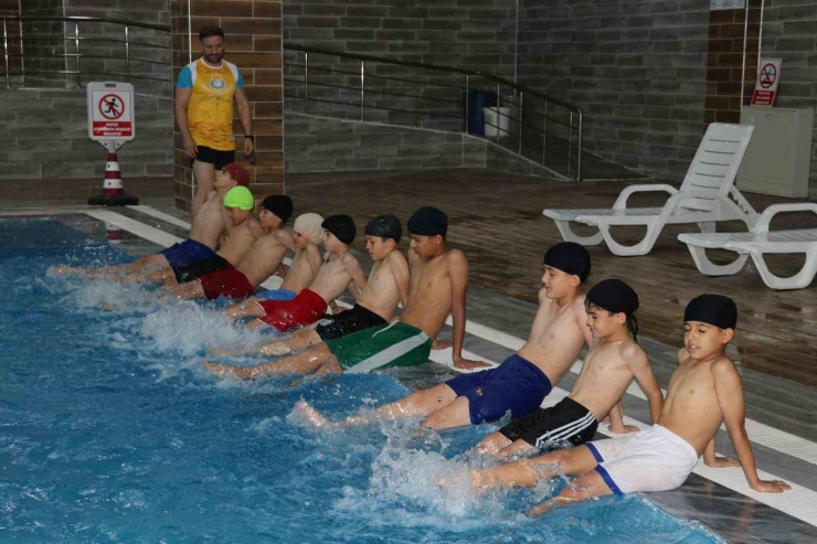Haliliye Belediyesi İle Günde Bin 600 Çocuk Yüzme Eğitimi Alıyor