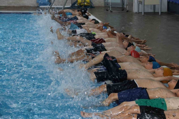 Haliliye Belediyesi İle Günde Bin 600 Çocuk Yüzme Eğitimi Alıyor
