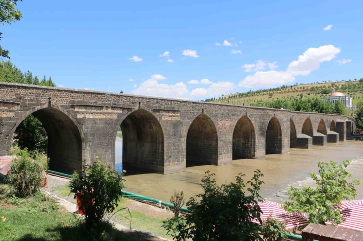 Diyarbakır’da Termometreler 45 Dereceyi Gösterdi: Tarihi Mekanlar Boş Kaldı