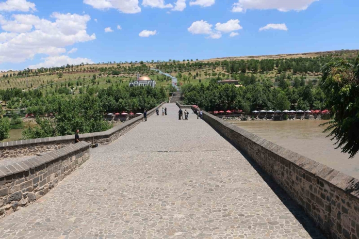 Diyarbakır’da Termometreler 45 Dereceyi Gösterdi: Tarihi Mekanlar Boş Kaldı