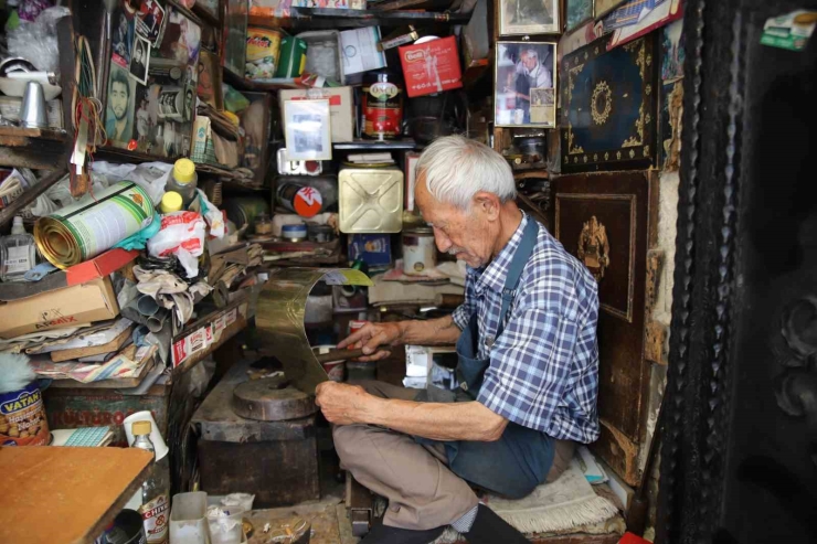 Tenekeye Adanmış Bir Ömür