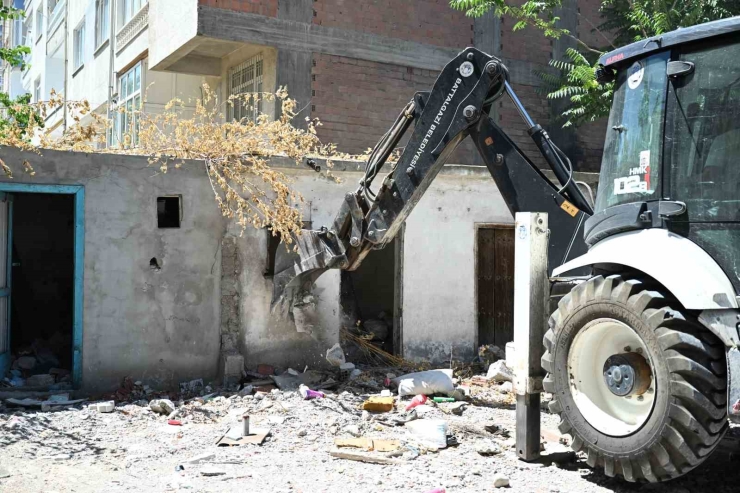 Battalgazi’de Metruk Yapıların Yıkımı Gerçekleştirildi