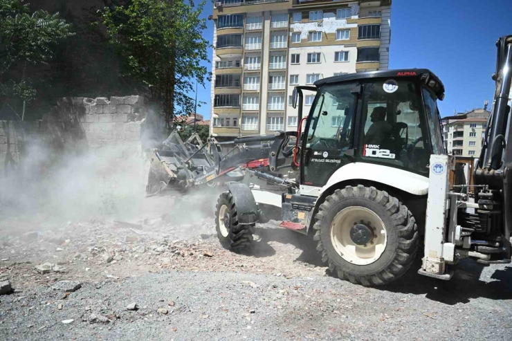 Battalgazi’de Metruk Yapıların Yıkımı Gerçekleştirildi