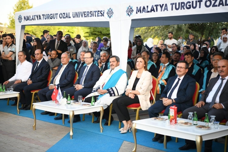 Malatya Turgut Özal Üniversitesi’nde Mezuniyet Heyecanı