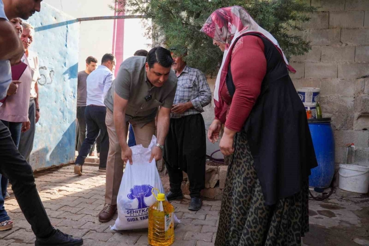 Yılmaz, İhtiyaç Sahiplerine Gıda Yardımını Kendi Elleriyle Yaptı