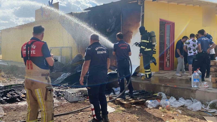 Markette Çıkan Yangını Müşteriler Söndürdü