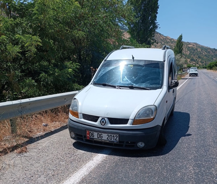 Gölbaşı’nda Hafif Ticari Araç İle Motosiklet Çarpıştı: 1 Yaralı