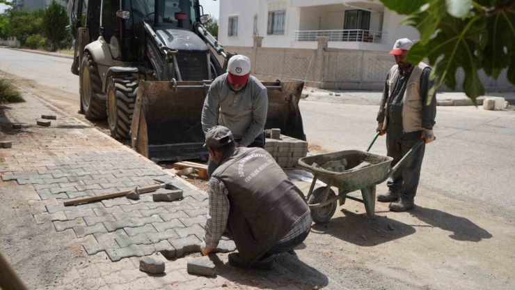 Kaldırım Düzenleme Çalışmaları Tüm Hızıyla Devam Ediyor