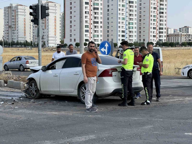 Diyarbakır’da İki Otomobil Çarpıştı: 1’i Kadın 4 Yaralı