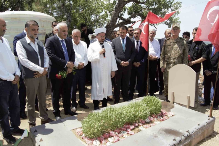 Diyarbakır’da 15 Temmuz Şehidi Kabri Başında Dualarla Anıldı