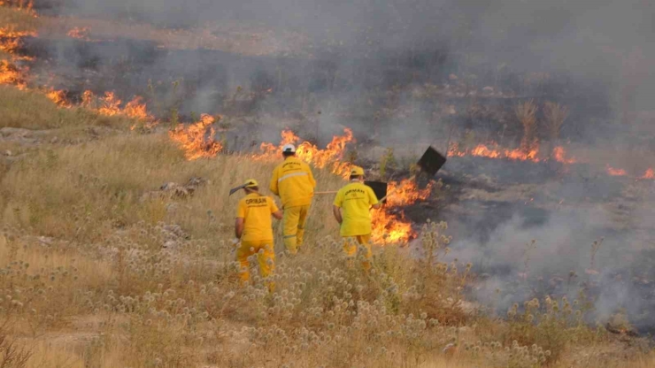 Adıyaman’daki Orman Yangınına Müdahale Sürüyor