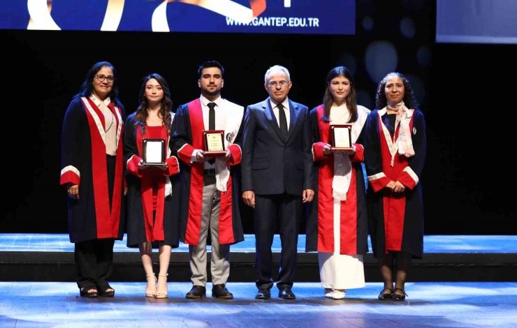 Gaün’de Genç Hukukçuların Mezuniyet Coşkusu